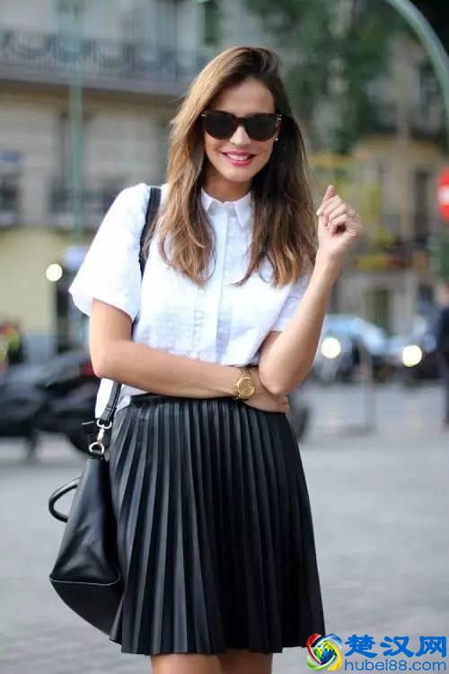 衬衫和百褶裙搭配好