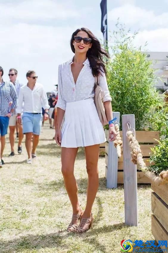 衬衫和百褶裙搭配好