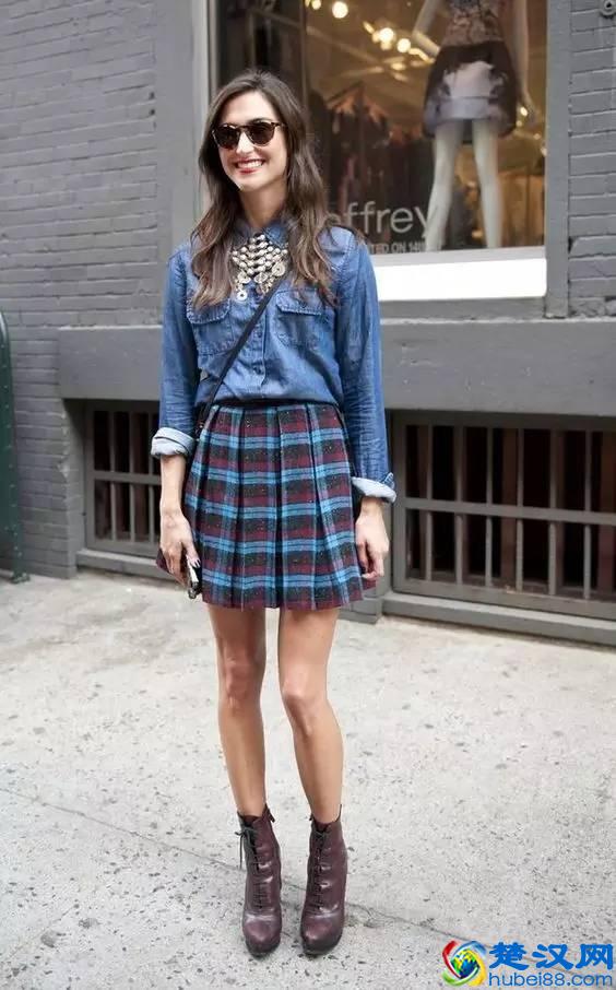 衬衫和百褶裙搭配好