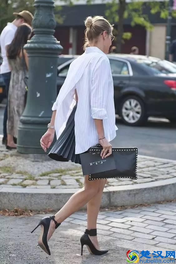 衬衫和百褶裙搭配好