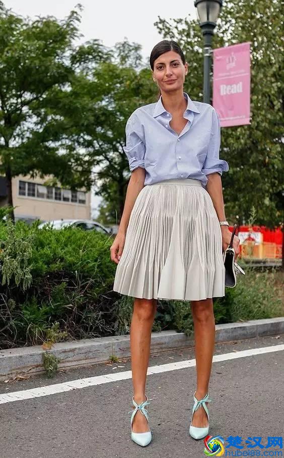 衬衫和百褶裙搭配好