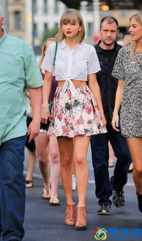 衬衫和百褶裙搭配好