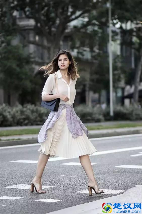 衬衫和百褶裙搭配好