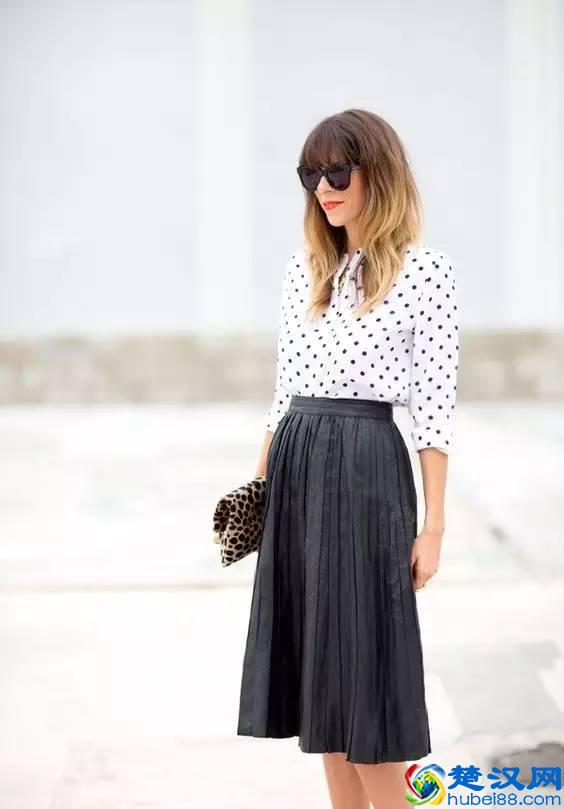 衬衫和百褶裙搭配好