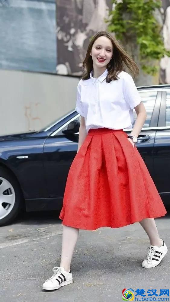 衬衫和百褶裙搭配好