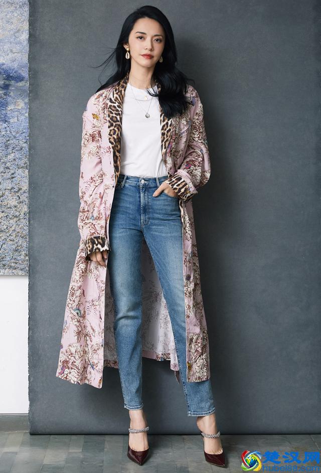 姚晨越来越迷人了，印花开衫配水钻高跟鞋，穿花裙子就服她