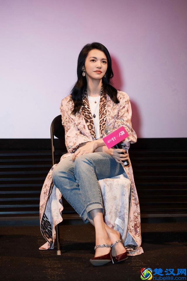 姚晨越来越迷人了，印花开衫配水钻高跟鞋，穿花裙子就服她