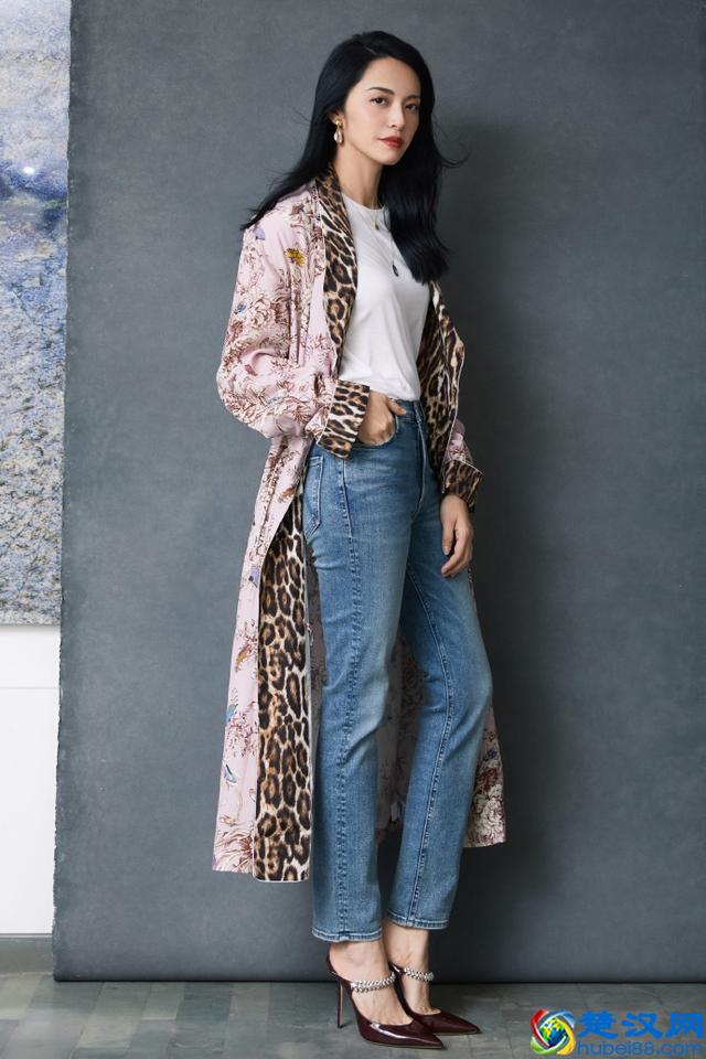 姚晨越来越迷人了，印花开衫配水钻高跟鞋，穿花裙子就服她