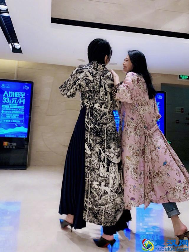 姚晨越来越迷人了，印花开衫配水钻高跟鞋，穿花裙子就服她