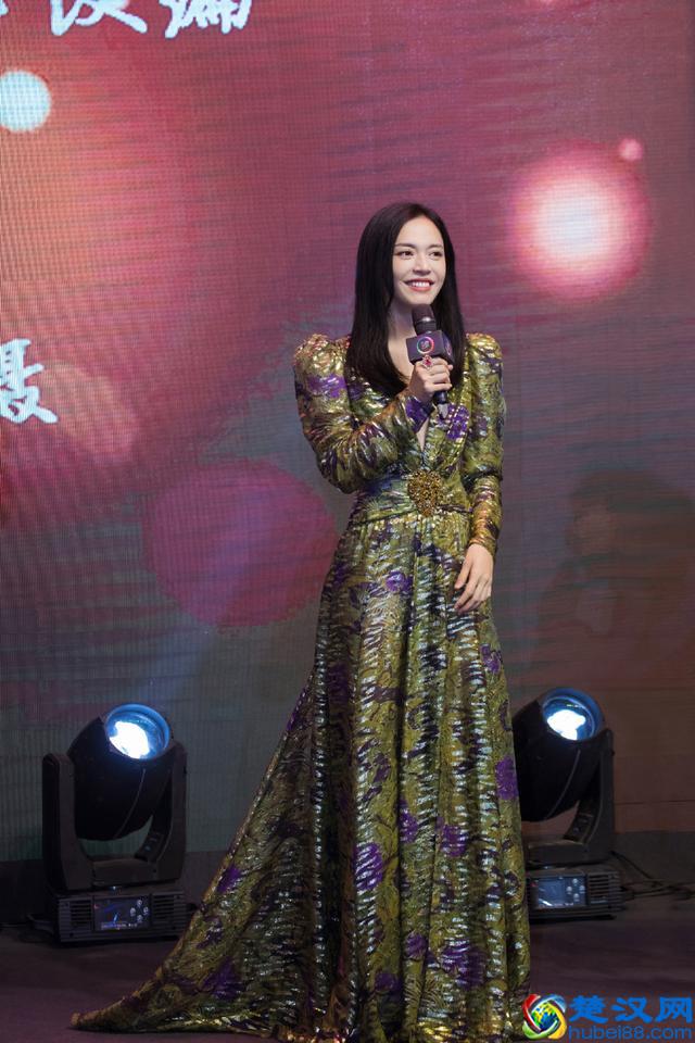 姚晨越来越迷人了，印花开衫配水钻高跟鞋，穿花裙子就服她