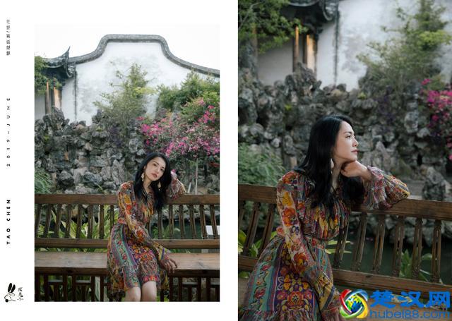 姚晨越来越迷人了，印花开衫配水钻高跟鞋，穿花裙子就服她