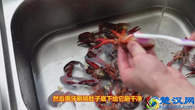 小龙虾在家你怎么做？快来试试这个口味，保证好吃上瘾