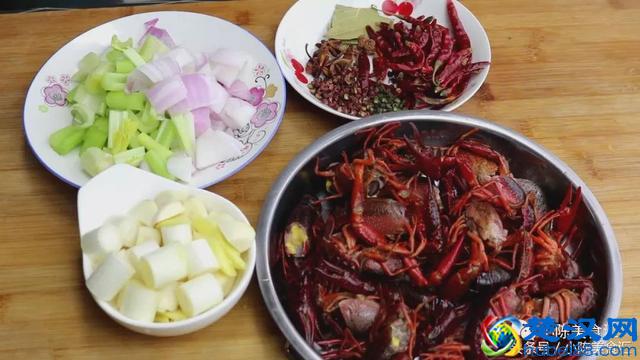 小龙虾在家你怎么做？快来试试这个口味，保证好吃上瘾