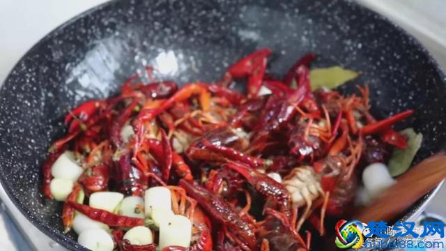 小龙虾在家你怎么做？快来试试这个口味，保证好吃上瘾