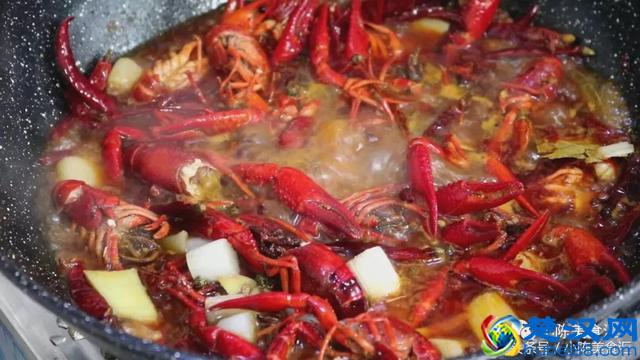 小龙虾在家你怎么做？快来试试这个口味，保证好吃上瘾