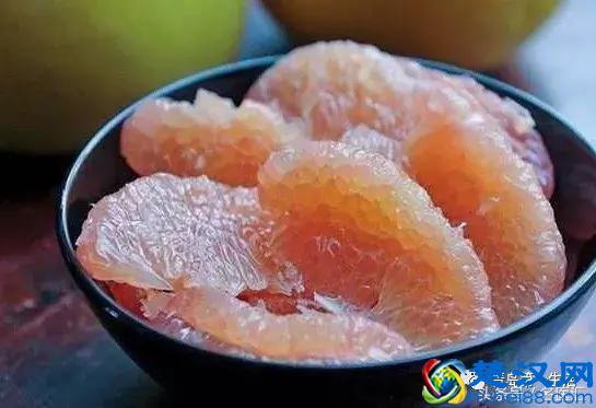 医生提醒：吃柚子的人请注意了，这几种人不能吃，吃了会后悔哦！