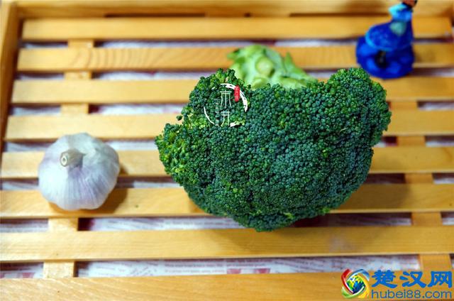 西兰花好吃又好看的做法，这1个步骤不能少，上桌就抢着吃！