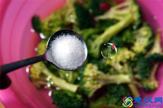 西兰花好吃又好看的做法，这1个步骤不能少，上桌就抢着吃！