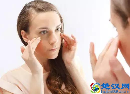 右眼皮这两天一直在跳，到底怎么回事？医生是这样回答的