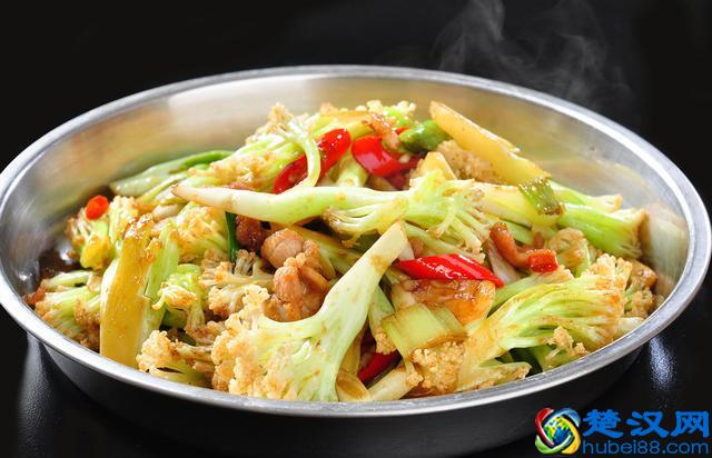 花菜怎么炒才好吃？20年的老厨师告诉你个小技巧，味道超级棒！