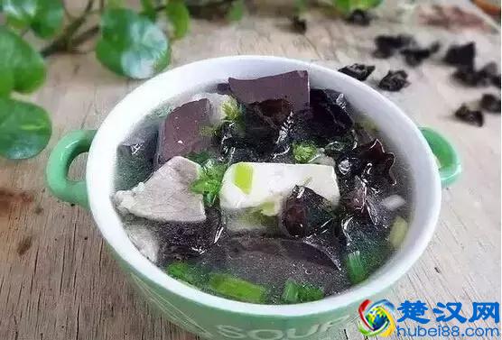 猪血怎么做好吃又简单？猪血（毛血旺）的家常做法