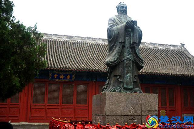 成语“亦步亦趋”中，“趋”是什么意思，跟前面的“步”有啥区别