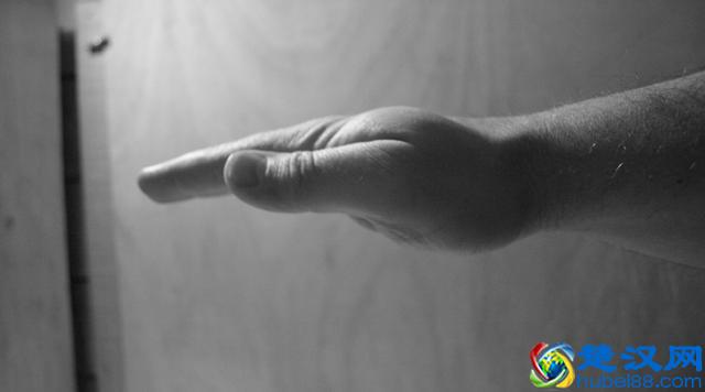 被黄蜂蛰到手发肿了怎么办？记住这5招，消肿止痛快速有效