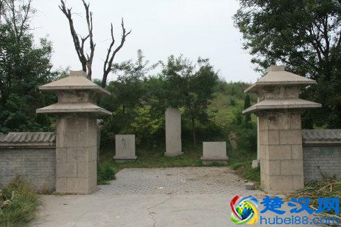 成语“亦步亦趋”中，“趋”是什么意思，跟前面的“步”有啥区别