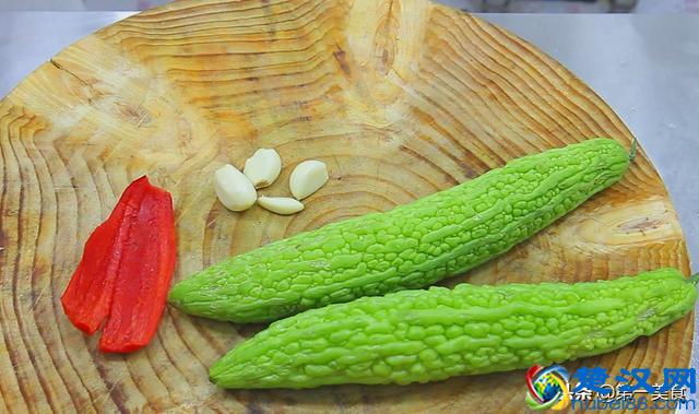 蒜蓉苦瓜怎样做苦瓜不苦？只需多这一个步骤，苦瓜清脆好吃
