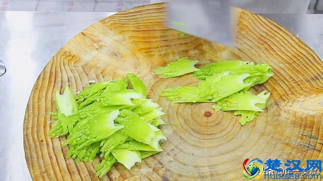 蒜蓉苦瓜怎样做苦瓜不苦？只需多这一个步骤，苦瓜清脆好吃