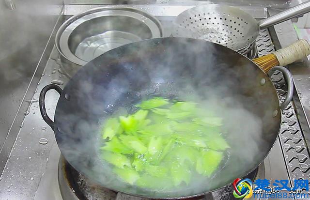 蒜蓉苦瓜怎样做苦瓜不苦？只需多这一个步骤，苦瓜清脆好吃