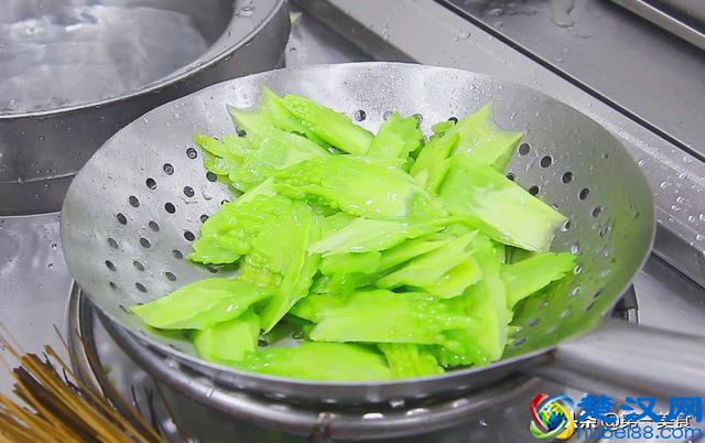 蒜蓉苦瓜怎样做苦瓜不苦？只需多这一个步骤，苦瓜清脆好吃