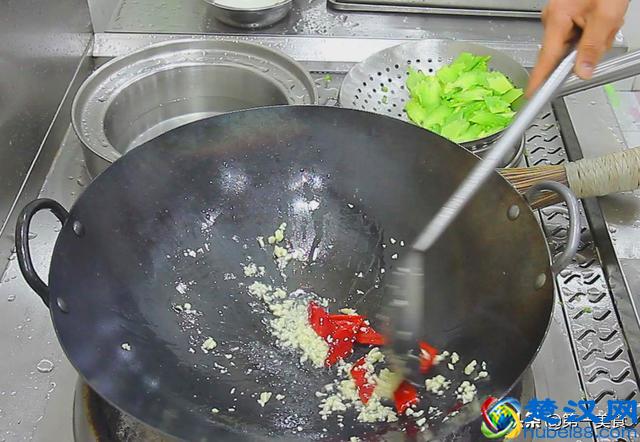 蒜蓉苦瓜怎样做苦瓜不苦？只需多这一个步骤，苦瓜清脆好吃