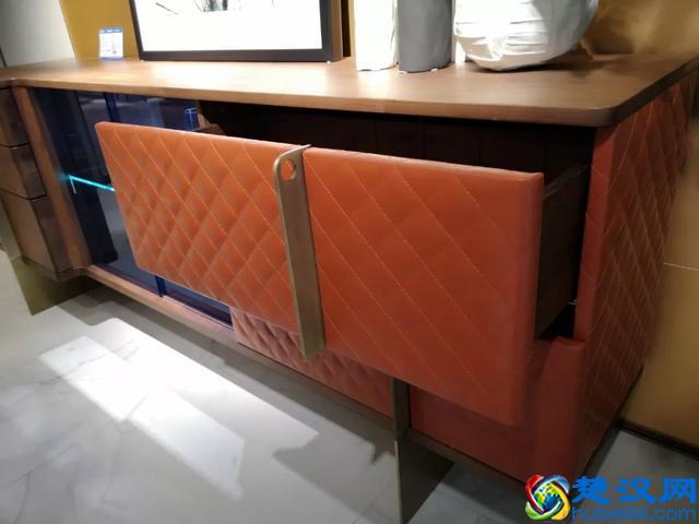 家具店不卖木，百强家具卖什么？