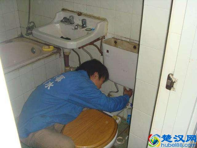 原来马桶堵了只要一壶开水就能搞定，知道太晚，浪费不少钱