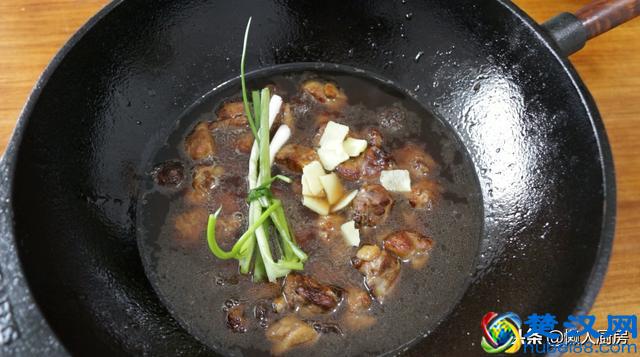 鸭肉别光会做啤酒鸭，试试这种做法，香味扑鼻，好吃解馋