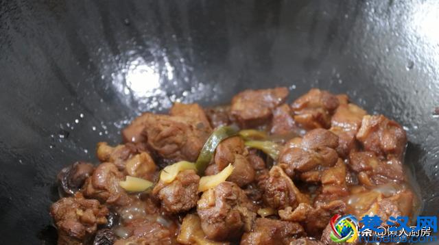 鸭肉别光会做啤酒鸭，试试这种做法，香味扑鼻，好吃解馋