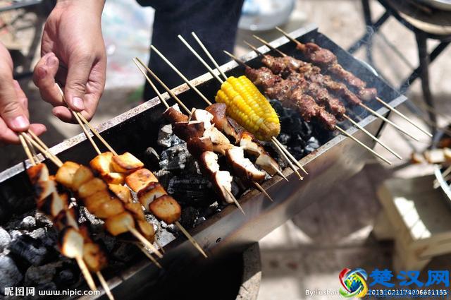 告诉你，烧烤为什么都是用木炭火！