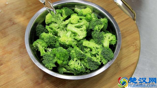 西兰花怎样做最好吃？厨师长教你这样做，清淡少油又营养