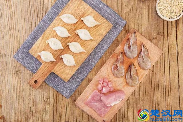 日售10吨的网红水饺店，如何做到机器制作、手工味道？