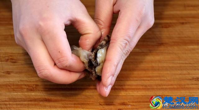 鲍鱼这样做比蒸着好吃，肉质细嫩，味道鲜美，做法简单易学