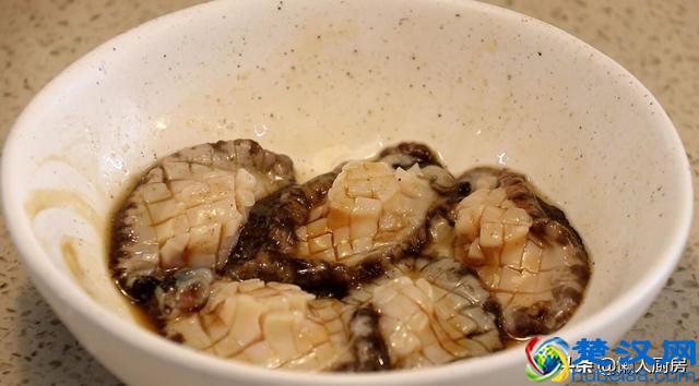 鲍鱼这样做比蒸着好吃，肉质细嫩，味道鲜美，做法简单易学