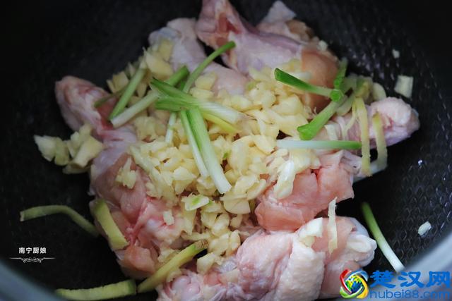 原来做红烧鸡腿这么简单，往电饭锅里一扔，不加一滴水，出锅抢光