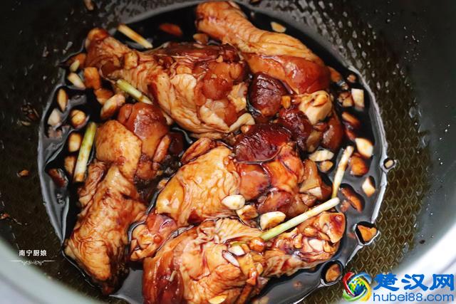 原来做红烧鸡腿这么简单，往电饭锅里一扔，不加一滴水，出锅抢光
