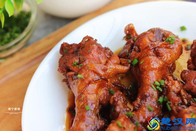 原来做红烧鸡腿这么简单，往电饭锅里一扔，不加一滴水，出锅抢光