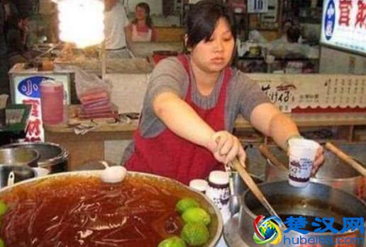 80后女子街头卖“冰凉小吃”，20元一杯，1天卖出两大盆