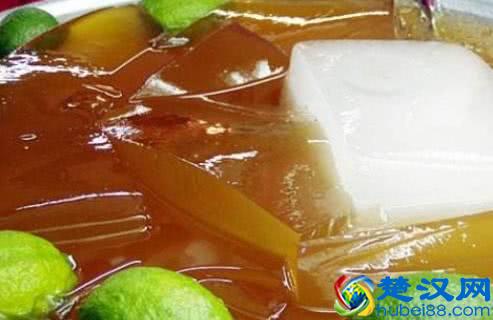 80后女子街头卖“冰凉小吃”，20元一杯，1天卖出两大盆