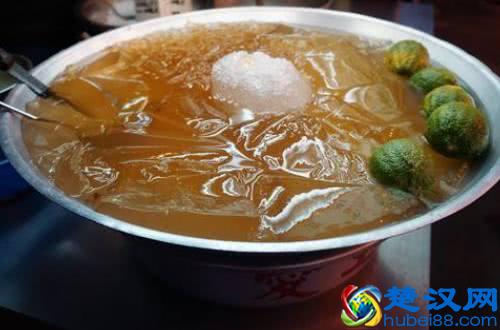 80后女子街头卖“冰凉小吃”，20元一杯，1天卖出两大盆