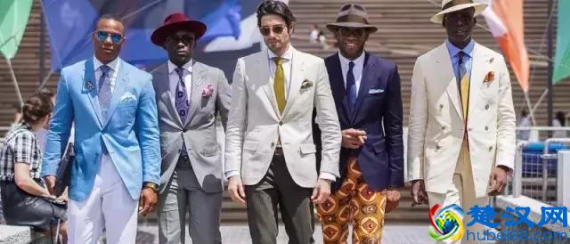 穿西装不一定要配白衬衫，试试这几种颜色