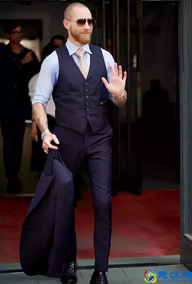 穿西装不一定要配白衬衫，试试这几种颜色